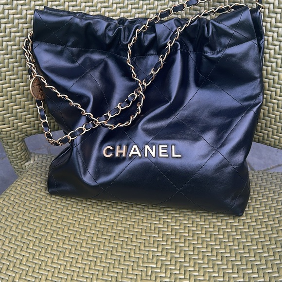 Chanel hobo medium 22 handbag - Picture 5 of 9